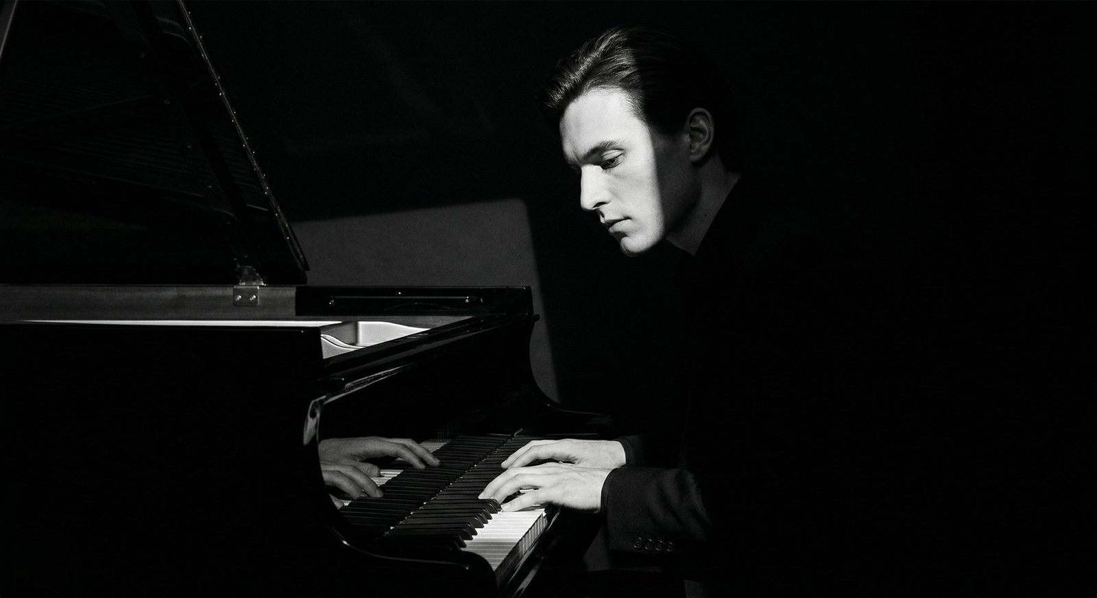 Pessoa tocando instrumento com leveza